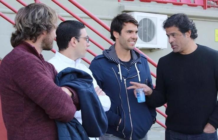 Kaká conversa com Lugano, Pássaro e Raí no Sã Paulo — Foto: Rubens Chiri / saopaulofc.net