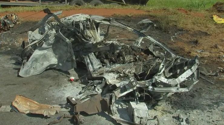 Carro ficou destruído após colisão com caminhão em Icém (SP) (Foto: Reprodução/TV TEM)