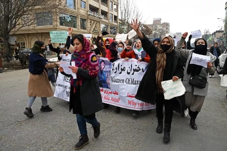 Protesto de mulheres próximo a universidade em Cabul em 16 de janeiro de 2022 — Foto: Wakil KOHSAR / AFP