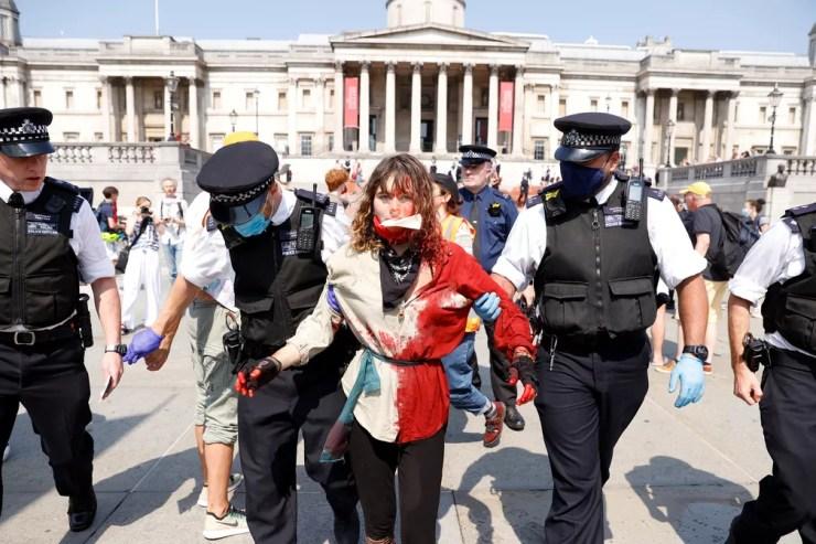 9 de agosto - Policiais detêm ativista durante protesto contra o impacto do coronavírus (Covid-19) nas comunidades indígenas do Brasil, em frente à National Gallery, em Londres — Foto: John Sibley/Reuters