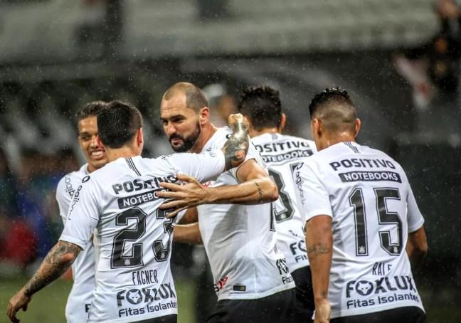 Danilo marcou os dois gols do Corinthians na vitória sobre o Bahia — Foto: Marcos Ribolli