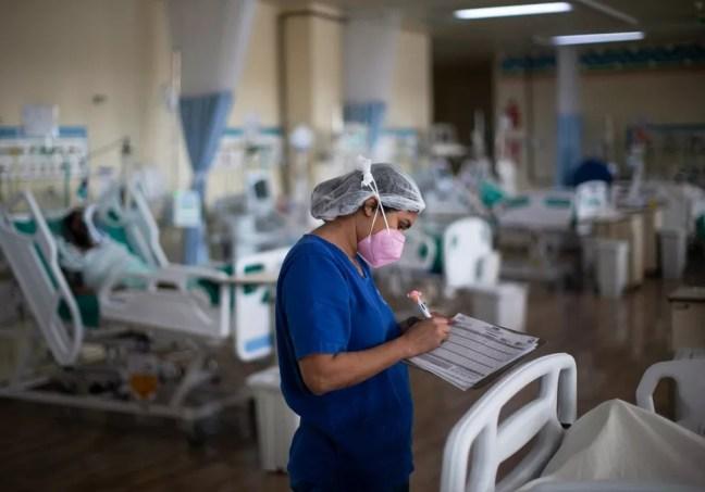 Profissional de saúde faz anotações em uma UTI para pacientes com Covid-19 em Belém, no dia 26 de março. — Foto: Tarso Sarraf/AFP