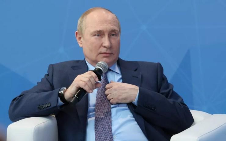 Vladimir Putin durante conversa com jovens empresários em Moscou, em 9 de junho de 2022 — Foto: Mikhail Metzel/Kremlin/Via Reuters