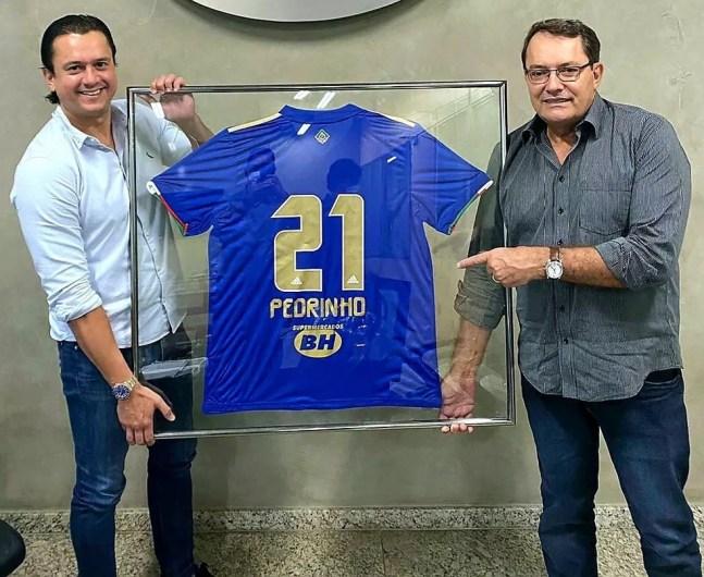 Sérgio Santos Rodrigues entrega camisa a Pedro Lourenço principal parceiro do Cruzeiro — Foto: Reprodução/ Instagram