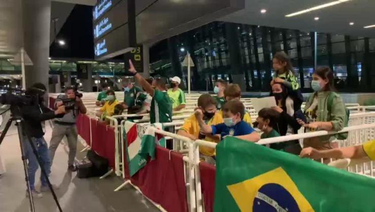 Torcedores do Palmeiras esperam o time no aeroporto de Doha
