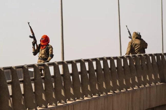 Soldados armados em Burkina Faso no domingo (23) — Foto: Sophie Garcia/AP 
