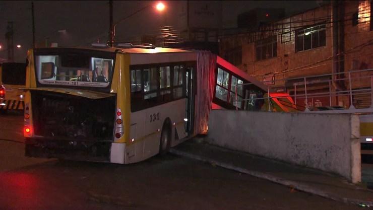 Ônibus bateu em mureta e ficou pendurado no Centro de SP — Foto: Reprodução/TV Globo