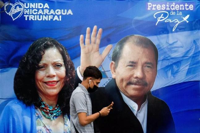 Homem passa por um outdoor de propaganda do presidente da Nicarágua, Daniel Ortega, no início da campanha para as eleições presidenciais, em Manágua, em setembro — Foto: Reuters/Maynor Valenzuela