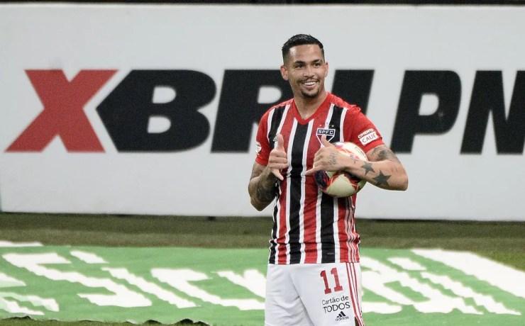 Luciano comemora gol do São Paulo contra o Corinthians — Foto: Marcos Ribolli