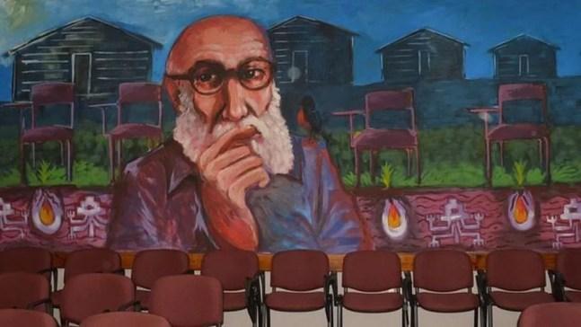 Um mural retratando o pedagogo pernambucano na Universidade do Bío-Bío, no Chile — Foto: NEFANDISIMO /CC BY-SA 4.0