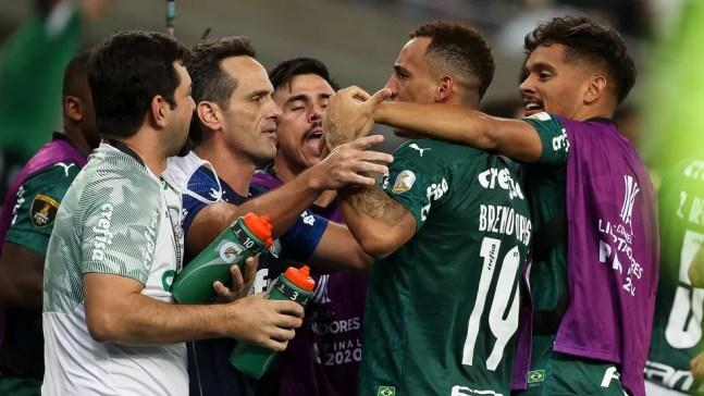Gustava Scarpa comemora o gol do título do Palmeiras com Breno Lopes — Foto: Cesar Greco / Ag. Palmeiras