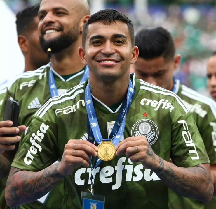 Dudu, do Palmeiras, exibe medalha de campeão brasileiro; Galiotte quer segurá-lo no elenco — Foto: César Greco / Ag. Palmeiras / divulgação