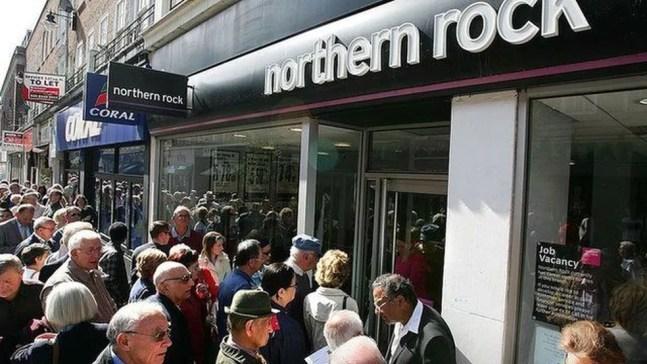 Com a crise do Northern Rock, clientes britânicos formaram filas para retirar seu dinheiro — Foto: Getty Images