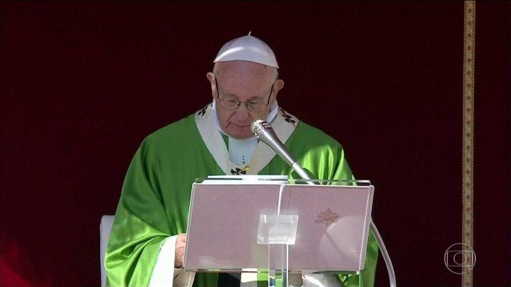 Papa se emociona em missa no Vaticano