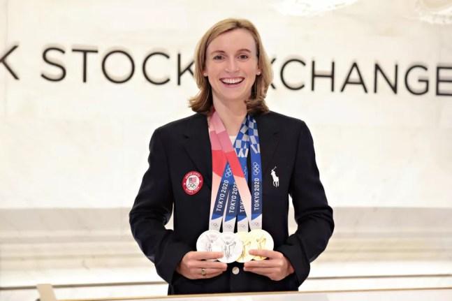 Katie Ledecky com as medalhas de Tóquio na Bolsa de Valores de Nova York — Foto: Cindy Ord/Getty Images
