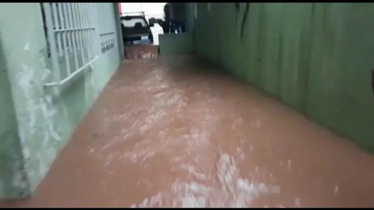 Chuva atinge Santana do Parnaíba e provoca enchentes — Foto: Reprodução TV Globo