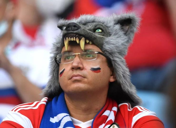 Torcedor da Rússia fantasiado de lobo, jogo entre Rússia x Finlândia — Foto: REUTERS/KIRILL KUDRYAVTSEV