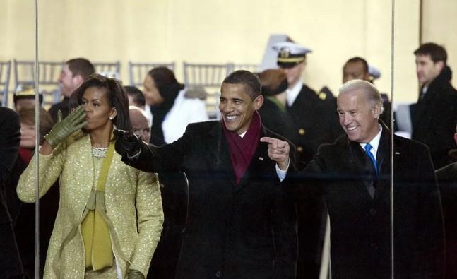 Michelle e Barack Obama com Joe Biden no dia da primeira posse de Obama, em 2009 — Foto: Divulgação/Biblioteca do Congresso dos EUA