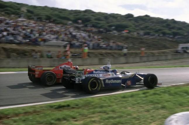 Schumacher joga a Ferrari em cima de Villeneuve em Jerez, em 1997 — Foto: Reuters