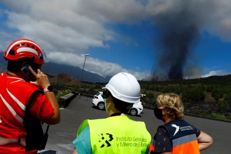 Uma nuvem de fumaça sobe após a erupção de um vulcão no Cumbre Vieja  — Foto: REUTERS/Borja Suarez