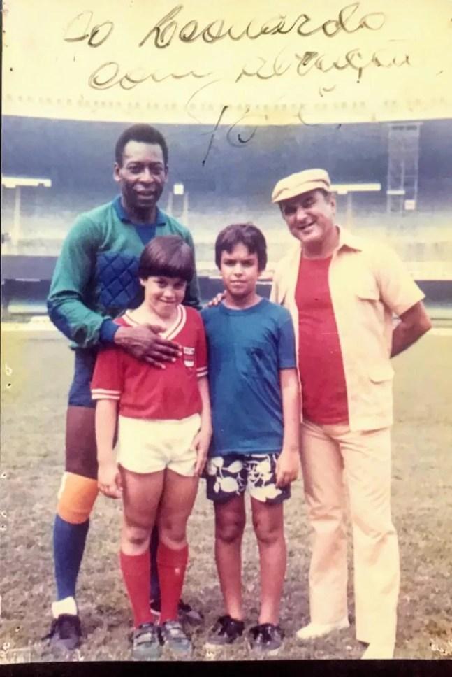 Pelé autografou foto para o filho de Pedroza, o menino de vermelho, chamado Leonardo. Na foto, de chapéu, o ator Zacarias — Foto: Arquivo pessoal