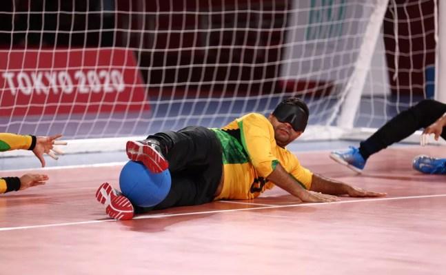 Romário faz defesa com os pés em vitória do Brasil contra a Lituânia na estreia do goalball nas Paralimpíadas de Tóquio — Foto: Lisi Niesner/Reuters
