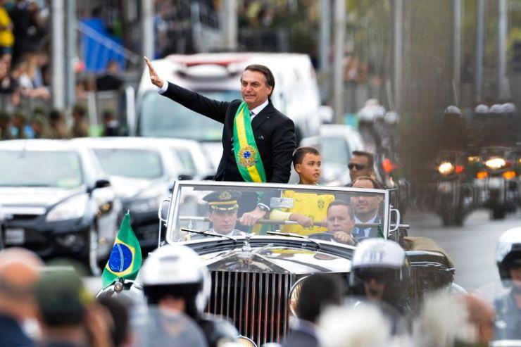 O presidente Jair Bolsonaro desfila em carro aberto no inicio do desfile de 07 de setembro 