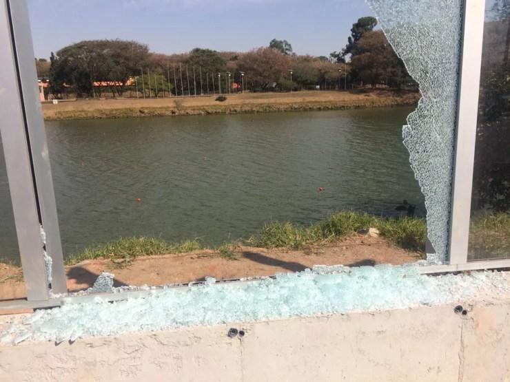 Placa de vidro do muro da USP foi quebrada na madrugada deste domingo (29) — Foto: Abrãao Cruz/TV Globo