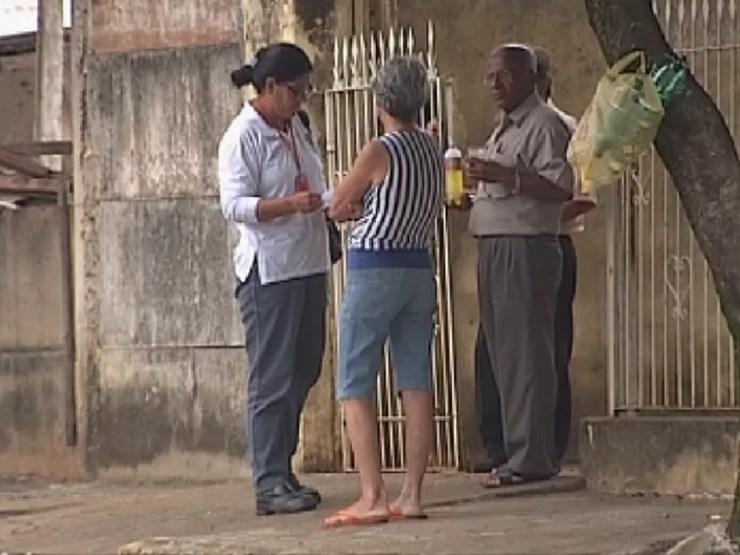 Agente de saúde conversa com moradores sobre a dengue em Araçatuba (Foto: Reprodução/TV TEM)