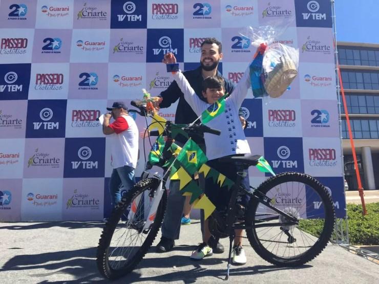 Na categoria 'bike mais enfeitada', o vencedor foi Miguel Magri, de 8 anos (Foto: Renato Pavarino/G1)