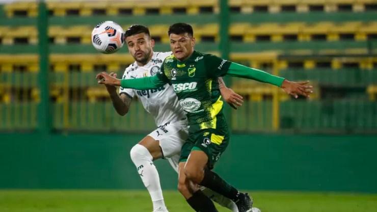 Victor Luis disputa bola com Walter Bou em Defensa y Justicia x Palmeiras
