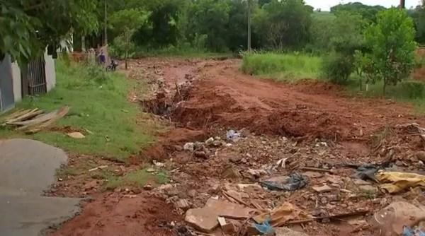 Crateras dificultam tráfego de veículos e pedestres em ruas de Araçatuba (SP) (Foto: Reprodução/TV TEM)