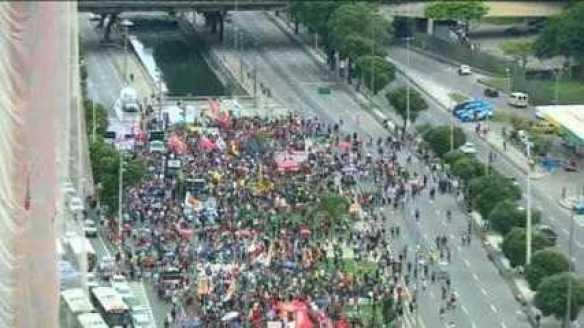 Manifestantes fazem ato contra Bolsonaro e a favor da vacinação no Rio