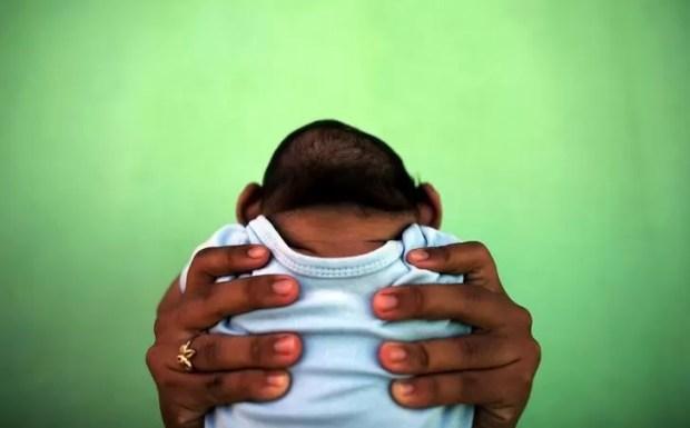Mulher segura bebê com microcefalia em Olinda, estado de Pernambuco (Foto: Nacho Doce/File Photo/Reuters)