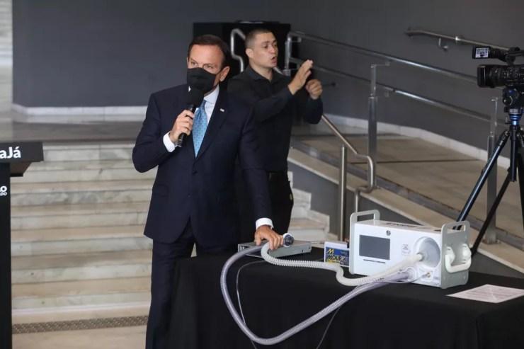 O governador João Dória apresenta respirador da USP durante coletiva de imprensa no Palácio dos Bandeirantes em São Paulo (SP), nesta sexta-feira (15), para atualização da situação da Covid-19 no estado.  — Foto: DANILO M YOSHIOKA/FUTURA PRESS/ESTADÃO CONTEÚDO