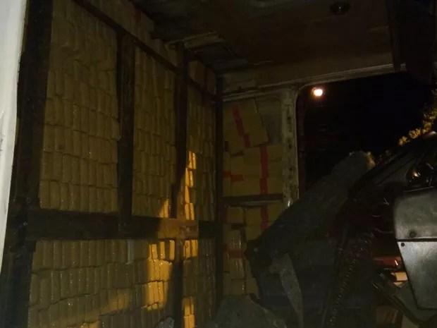 Droga foi encontrada em fundo falso da cabine de um caminhão (Foto: Divulgação/ Polícia Rodoviária)