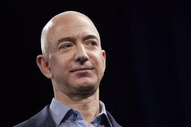 Bezos, que fundou a Amazon, é atualmente o homem mais rico do mundo, mas tem tido prejuízo bilionário para manter sua empresa espacial aberta — Foto: Getty Images