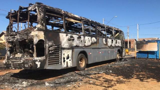 Ônibus incendiado ficou totalmente destruído em Olímpia na madrugada desta quarta-feira (18) (Foto: André Modesto/TV TEM)