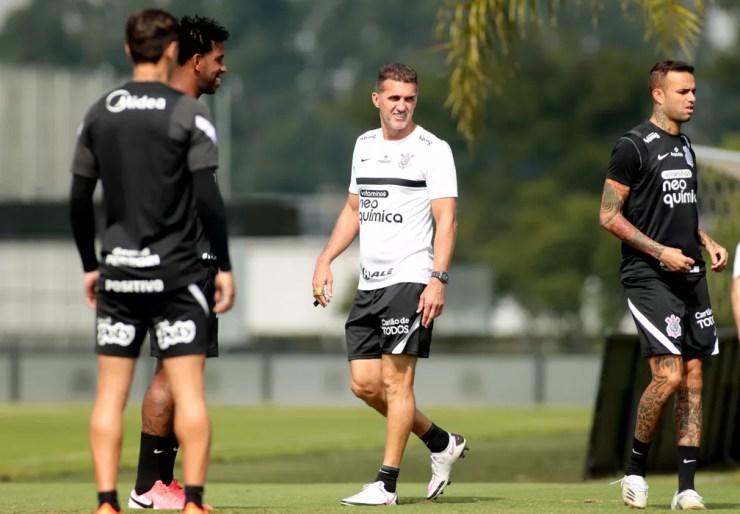 Técnico Vagner Mancini observa jogadores do Corinthians durante treino — Foto: Rodrigo Coca / Ag.Corinthians