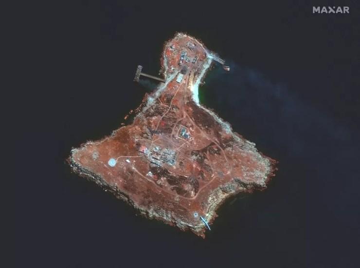 Imagem de satélite da Ilha das Cobras, no Mar Negro — Foto: Maxar Technologies/Via Reuters