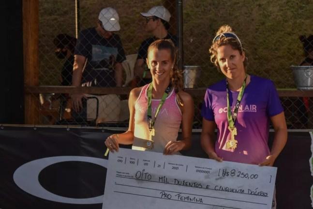 Vencedoras da categoria feminina do torneio de beach tennis — Foto: Paulo Arantes