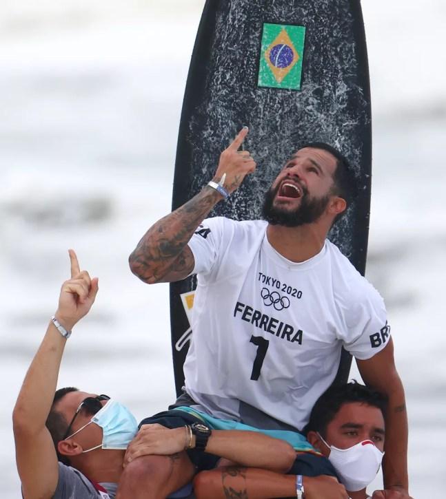Ítalo Ferreira olha para o céu e comemora ouro do surfe nas Olimpíadas de Tóquio — Foto: REUTERS/Lisi Niesner