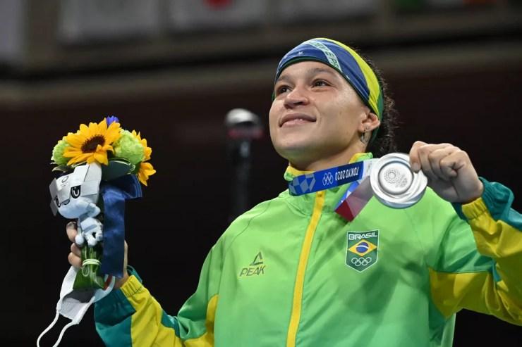 Bia Ferreira exibe a medalha de prata no boxe — Foto: Luis ROBAYO / POOL / AFP