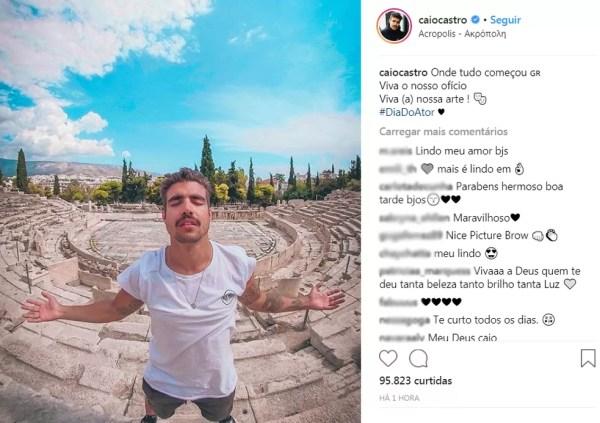 Caio Castro lembra do Dia do Ator durante viagem à Grécia (Foto: Reprodução da Internet)