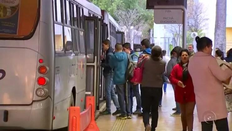 Passageiros pegam ônibus em Catanduva (Foto: Reprodução/TV TEM)