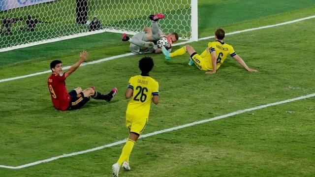 Olsen agarra a bola, e Moreno pede pênalti: goleiro da Suécia foi decisivo contra a Espanha