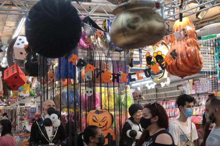 Movimentação na região da 25 de Março em São Paulo (SP), neste sábado (16). Consumidores procuram fantasias para o Halloween  — Foto: RENATO S. CERQUEIRA/FUTURA PRESS/ESTADÃO CONTEÚDO