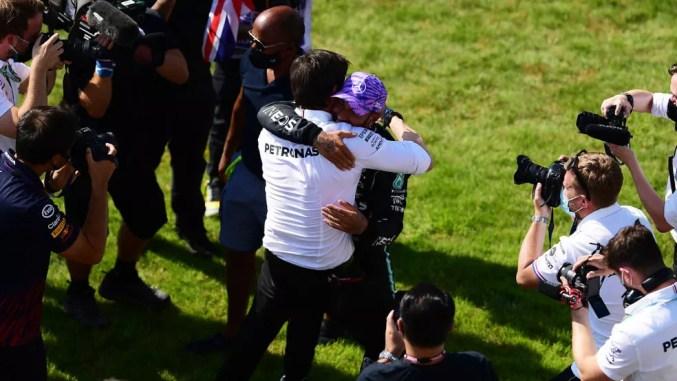 Toto Wolff e Lewis Hamilton comemoram vitória no GP da Inglaterra — Foto:  Mario Renzi - Formula 1/Formula 1 via Getty Images