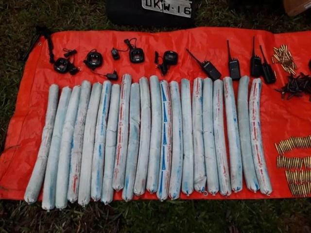 uma placa brasileira, armas, munição, rádios e miguelitos - espécie de armadilhas de metal usadas para furar pneus — Foto: Polícia Nacional do Paraguai/Divulgação