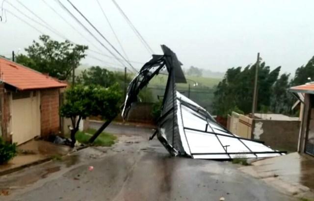 Cobertura metálica de uma casa no bairro Santa Antoniera, em Marília, foi danificada após a queda de um poste de energia (Foto: Defesa Civil de Marília)